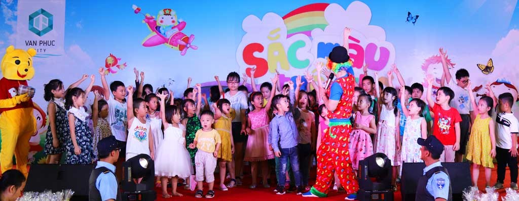 trao quà cho các bé thiếu nhi