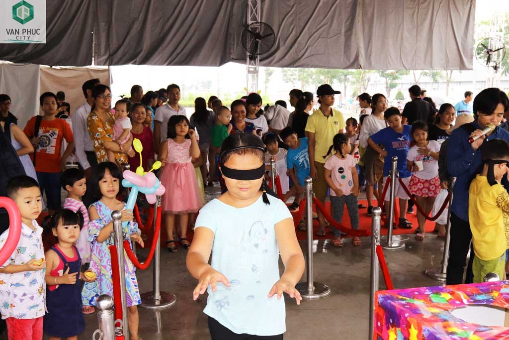 bịt mắt đoán vật tại dự án vạn phúc thủ đức