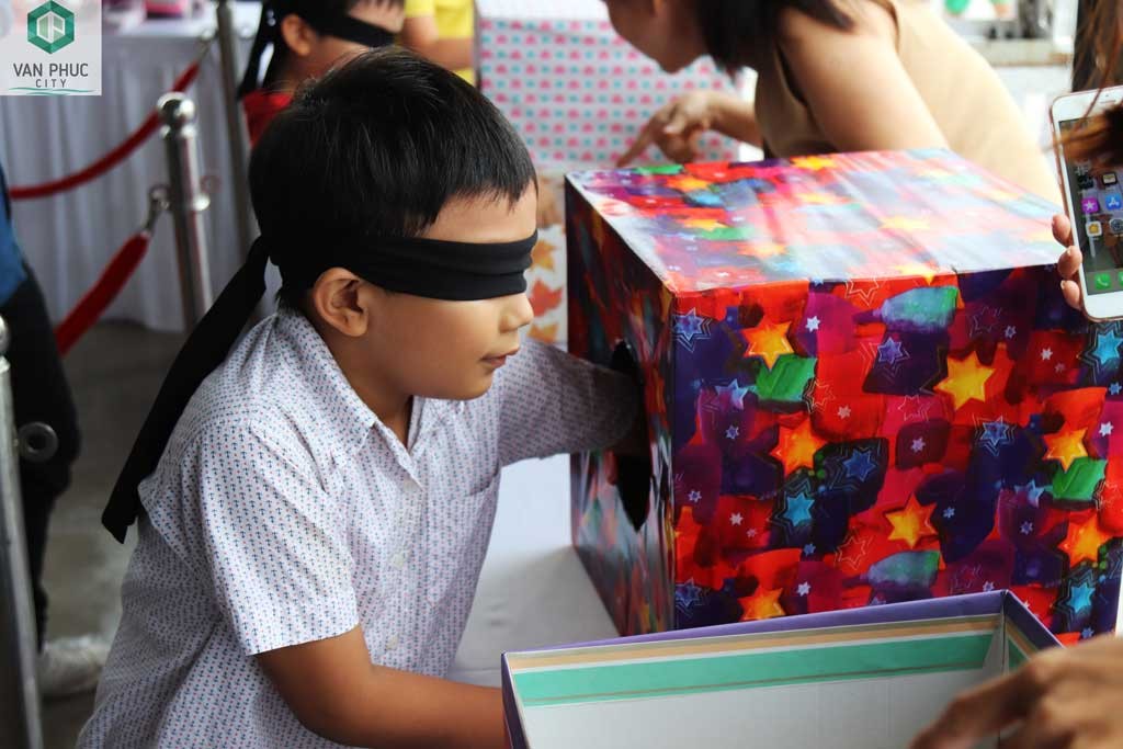 bịt mắt đoán vật tại vạn phúc city quốc lộ 13