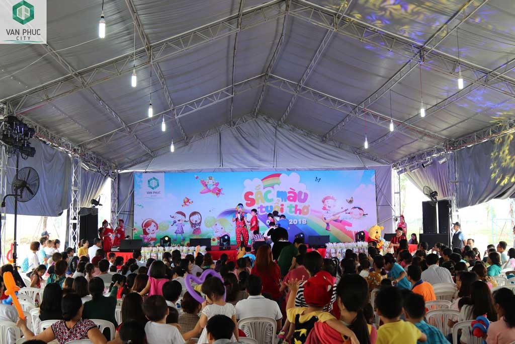 các bé lên sân khấu vạn phúc city chơi trò chơi